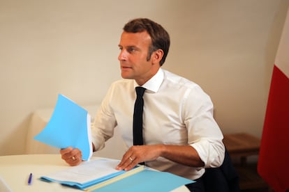 Emmanuel Macron durante una videoconferencia el pasado día 11 desde Brégançon, donde pasa sus vacaciones de verano.