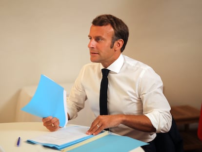 Emmanuel Macron durante una videoconferencia el pasado día 11 desde Brégançon, donde pasa sus vacaciones de verano.