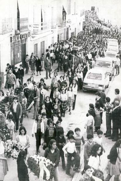 Los compañeros de colegio de José María Piris, asesinado en Azcoitia, acompañan su féretro hasta el cementerio de su ciudad natal, San Vicente de Alcántara.