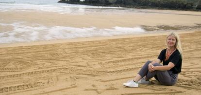 La artista sueca Gunilla Klingberg, ayer, en la playa de Laga, sobre cuya arena plasma un dibujo de estrellas.