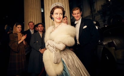 La actriz Claire Foy caracterizada como la reina Isabel II en la primera temporada de 'The Crown'.