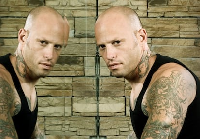 El tatuador Ami James, frente a un espejo.