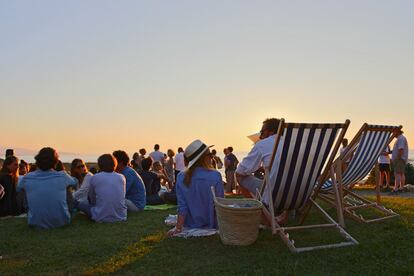 Cambio tráfico y ruido por un atardecer de la costa francesa. Nada como echarse un rato en las tumbonas del C, en la playa Cenitz, para contemplar toda la bahía.