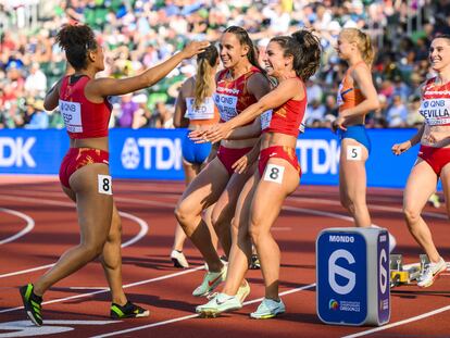 Las relevistas españolas del 4x100 celebran su actuación en las eliminatorias del Mundial.