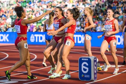 Las relevistas españolas del 4x100 celebran su actuación en las eliminatorias del Mundial.