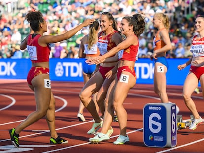 Las relevistas españolas del 4x100 celebran su actuación en las eliminatorias del Mundial.