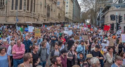 Centenares de personas salen a la calle durante la huelga por el clima en Melbourne (Australia).