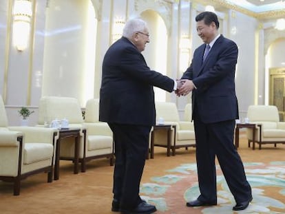 El ex secretario de Estado estadounidense Henry Kissinger, clave en el deshielo entre EE UU y China en 1972, ha sido recibido este martes en Pekín por el presidente chino Xi Jinping (en la foto). “No hubiera imaginado que vería un día a China y EE UU discutiendo juntos sobre la paz”, dijo tras la recepción.