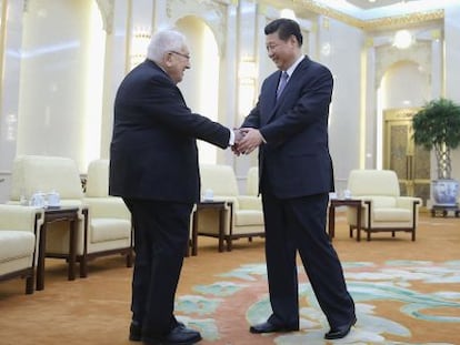El ex secretario de Estado estadounidense Henry Kissinger (izquierda) es recibido este martes en Pekín por el presidente chino, Xi Jinping.