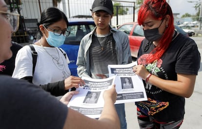 Un grupo de voluntarios reparte volantes con la imagen de Debani, el pasado 18 de abril.