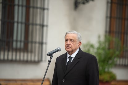 Entre los asistentes a la ceremonia ha estado Andrés Manuel López Obrador, presidente de Mexico, quien en su discruso llamó al exmandatario chileno Salvador Allende "el apóstol de la democracia en Chile".