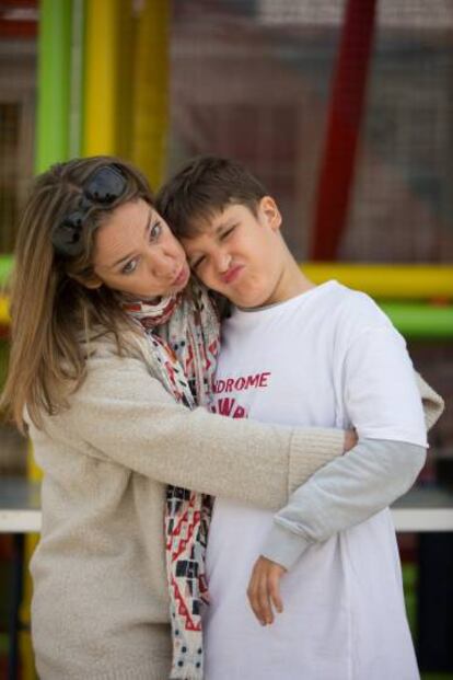 Marta Dom&iacute;nguez con su hijo &Aacute;lex, que tiene Mowat Wilson