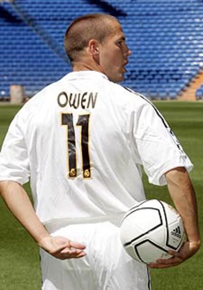 Owen juega con un balón en su presentación.