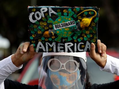 Una mujer protesta en contra de la realización de la Copa América, en Brasilia.