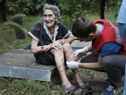 Uma mulher recebe cuidado médico em Donetsk, no leste de Ucrânia.