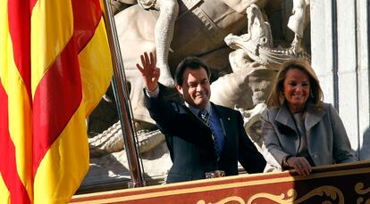 El nuevo presidente de la Generalitat Artur Mas y su esposa, Helena Rakosnik, saludan al público de la Plaça de Sant Jaume desde el balcón del Palau de la Generalitat