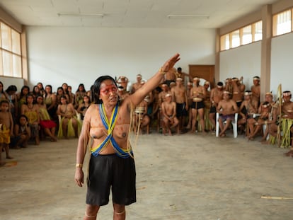 Celina, una mujer indígena matsés, de Puerto Alegre, señala el territorio que comparte con los grupos en aislamiento voluntario en la Amazonía peruana. 