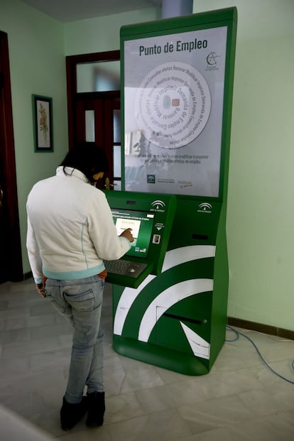 En el Ayuntamiento de Marinaleda hay una máquina que permite a los parados buscar ofertas de trabajo que encajen con su perfil.