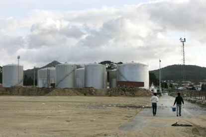 Depósitos de productos químicos de la empresa Finsa en terrenos del puerto de Vilagarcía de Arousa.