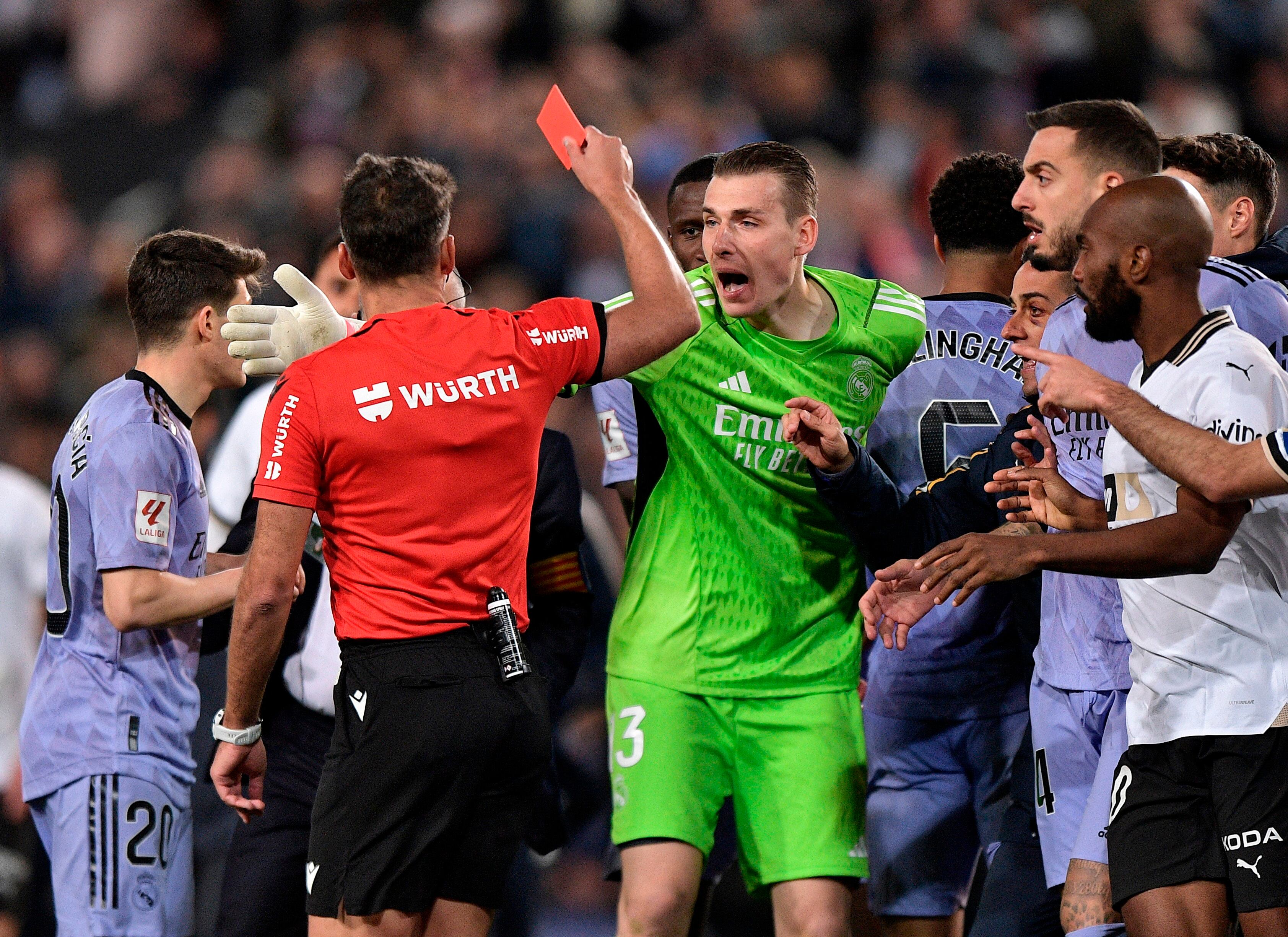 Cambios al arbitrar la Liga: solo el capitán podrá hablar con el colegiado y los agarrones continuados en el área serán penalti 