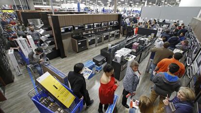 Compradores fazem fila para pagar suas compra durante uma jornada de venda antecipada da Black Friday na loja Best Buy no dia de Ação de Graças, em Kansas, Estados Unidos.