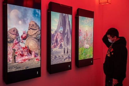 Pinturas digitales del artista Beeple en una exhibición de arte criptográfico titulada 'Nicho virtual: ¿Alguna vez has visto memes en el espejo?', una de las primeras exposiciones físicas de arte 'blockchain' en el mundo. Beijing el 26 de marzo de 2021. 