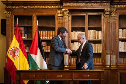 El ministro de Cultura, Ernest Urtasun, y el embajador del Estado de Palestina en España, Husni Abdel Wahed, estrechándose la mano.