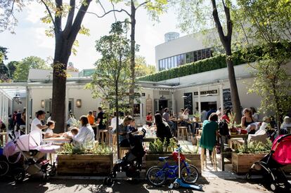 Un bar del parque del Retiro de Madrid, con numerosos clientes, el pasado julio.