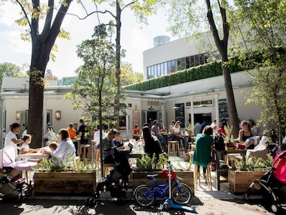 Un bar del parque del Retiro de Madrid, con numerosos clientes, el pasado julio.