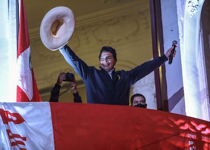 El candidato izquierdista a la presidencia de Perú, Pedro Castillo saluda a sus seguidores desde un balcón de la sede de su partido, el 10 de junio de 2021.