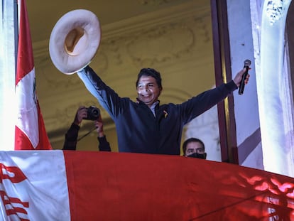 El candidato izquierdista a la presidencia de Perú, Pedro Castillo saluda a sus seguidores desde un balcón de la sede de su partido, el 10 de junio de 2021.