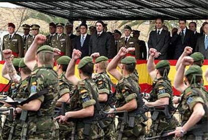 Los soldados del acuartelamiento de Rabasa desfilan  ante el presidente José María Aznar y el ministro de Defensa, Federico Trillo.