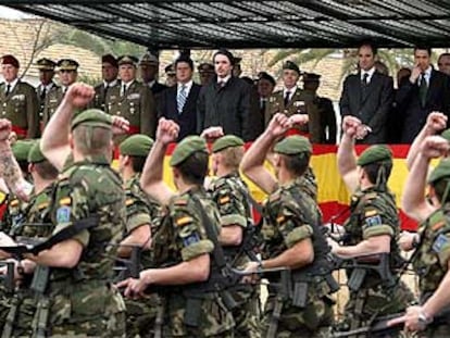 Los soldados del acuartelamiento de Rabasa desfilan, en febrero de 2004, ante el presidente José María Aznar y el ministro de Defensa, Federico Trillo.