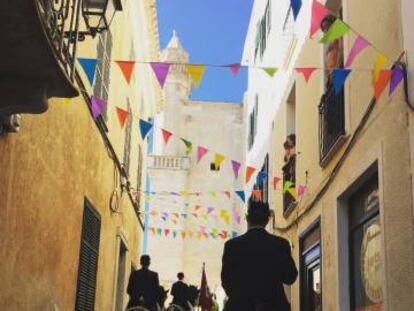 Caixers en la calle Menor en Alaior, Menorca. 