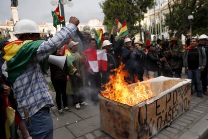 A decisão de convocar novas eleições e a posterior renúncia do então presidente, Evo Morales, no início de novembro, provocaram diversas manifestações na Bolívia, contra e a favor do antigo governo.