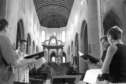 Paul van Nevel dirige un ensayo de <i>La polifonía imaginaria del Renacimiento</i> en Saintes.
/ GAR