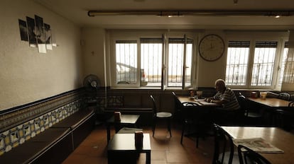 Un cliente de uno de los bares de Quintana Martín Galíndez (Burgos) lee la prensa a media mañana.