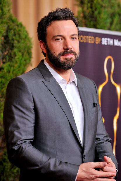 Ben Affleck, líder indiscutible de esta temporada de premios, pese a no estar nominado a la mejor dirección en los Oscar, asistió con un traje de chaqueta de en tonos grises.