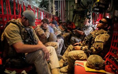 Fuerzas especiales, soldados de infantería y contratistas viajan hacia la provincia de Kandahar a bordo de un Hércules de las fuerzas aéreas de EEUU