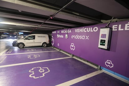 Punto de recarga de coches eléctricos en el parking de la cadena Parkia en la Calle Marqués de Urquijo, Madrid.