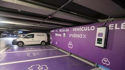 Punto de recarga de coches eléctricos en el parking de la cadena Parkia en la Calle Marqués de Urquijo, Madrid.