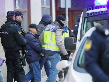 Agentes de la Policía Nacional trasladan a Pompeyo González tras su arresto, el pasado 25 de enero, en Miranda de Ebro (Burgos).