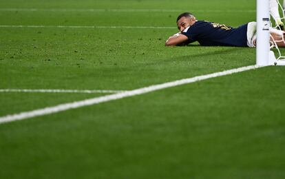 Mbappé se lamenta tras un fallo. 