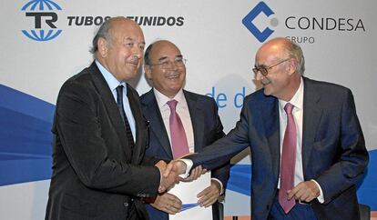 Los directivos de Tubos Reunidos y del Grupo Condesa firmando la fusión que un año después deshicieron