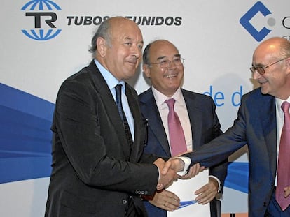 Los directivos de Tubos Reunidos y del Grupo Condesa firmando la fusión que un año después deshicieron