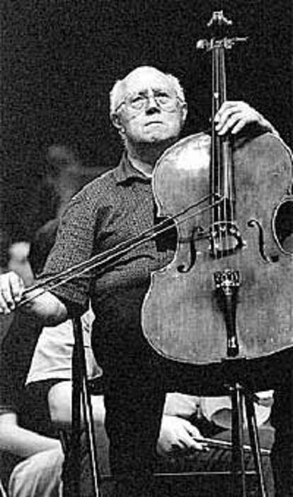 El violonchelista Mstislav Rostropovich durante un recital.