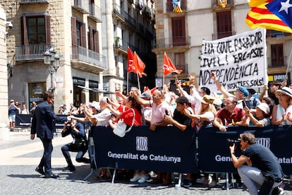 El presidente electo de la Generalitat, Salvador Illa, es felicitado por unos ciudadanos después de tomar posesión de su cargo este sábado.