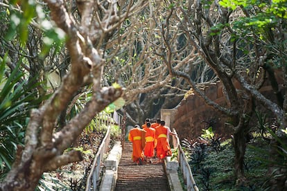 Un gurpo de monjes budistas subiento el monte Phou Si, en Luang Prabang (Laos).