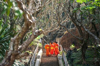 Un gurpo de monjes budistas subiento el monte Phou Si, en Luang Prabang (Laos).