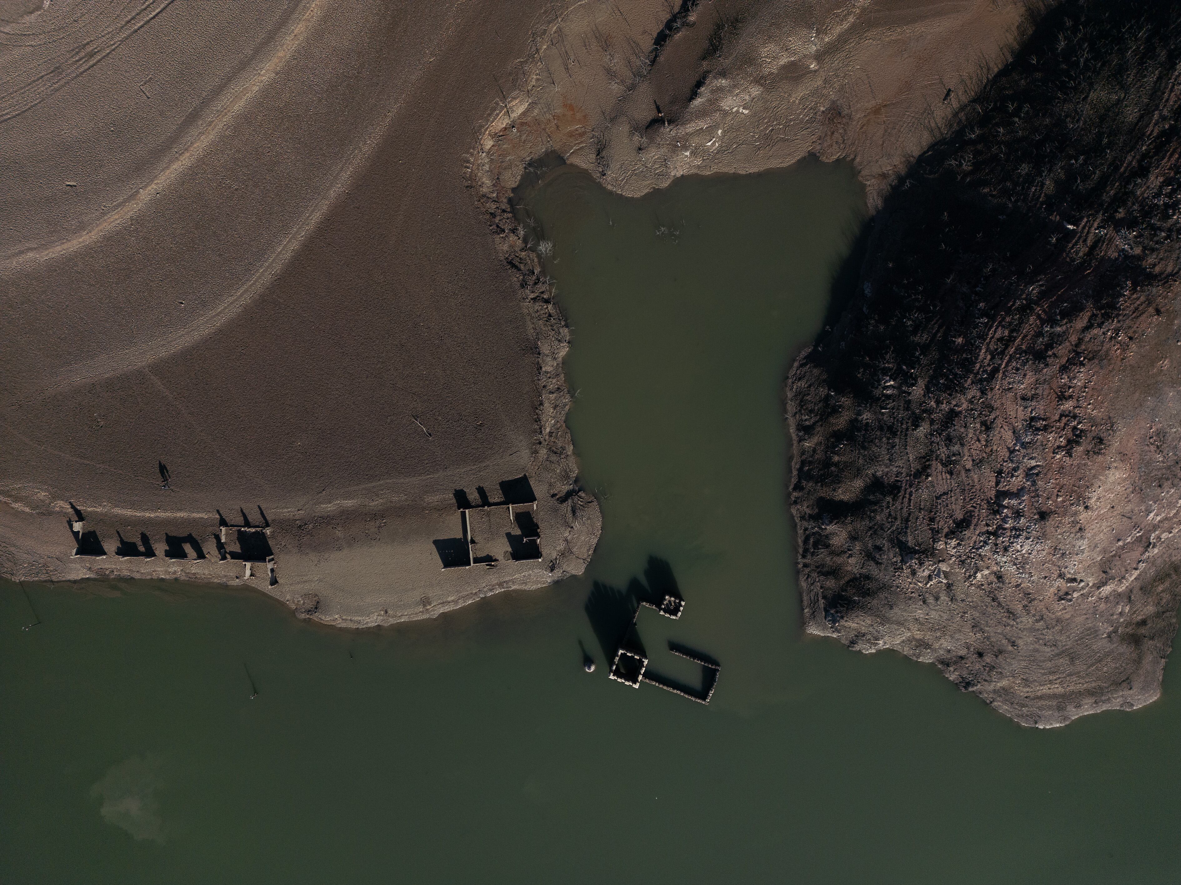 En la imagen, una vista aérea del pantano de Sau al 5% de su capacidad.